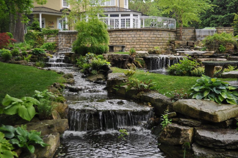 paysagiste-LANTOSQUE-min_landscaping-rock-louisville-ky-traditional-landscape-and-boulders-brick-wall-bushes-grass-koi-law